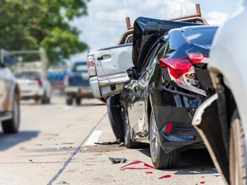 Ein Auto nach einem Unfall. Das Fahrzeug hat einen Totalschaden und ist nicht mehr fahrtüchtig.